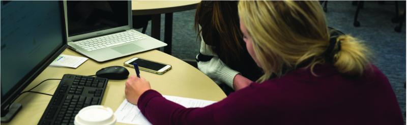 A Peer Career Assistant helps a student with a resume review.